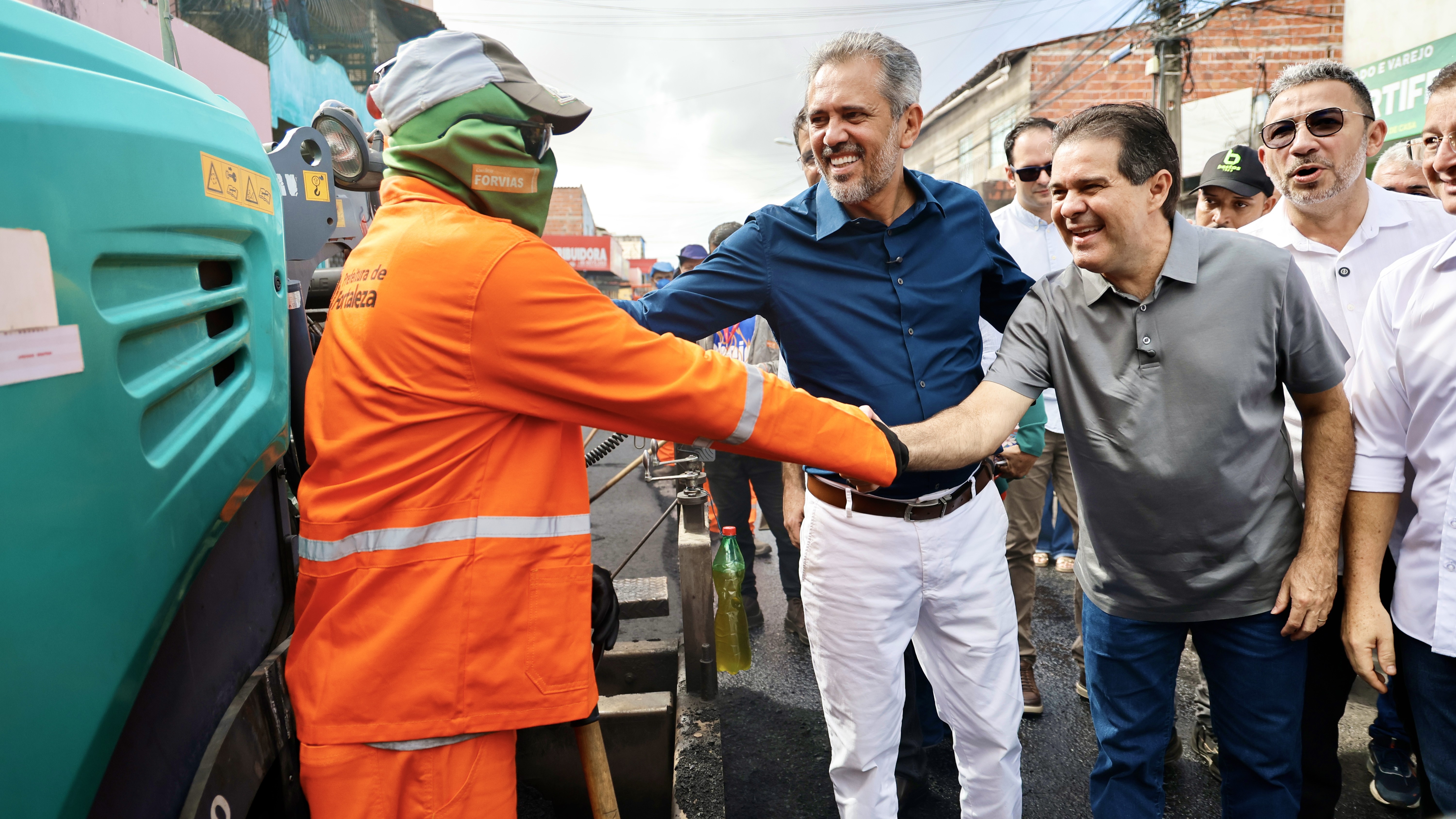prefeito evandro e governador elmano cumprimentam um operário